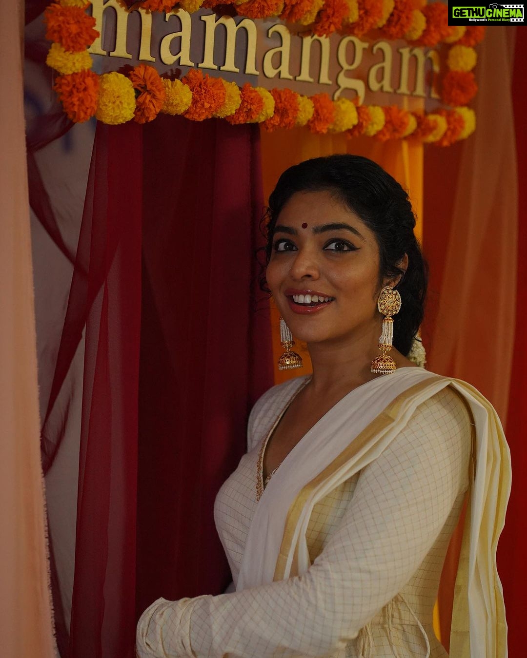 Rima Kallingal Instagram - Onamamangam 💜😍💃 Wearing @pranaahbypoornimaindrajith and these lovely jhumkas from @saltstudio . Thanks for my onakodi @poornimaindrajith and @diyaaa_john 😘😘 📸: @jaisonmadany