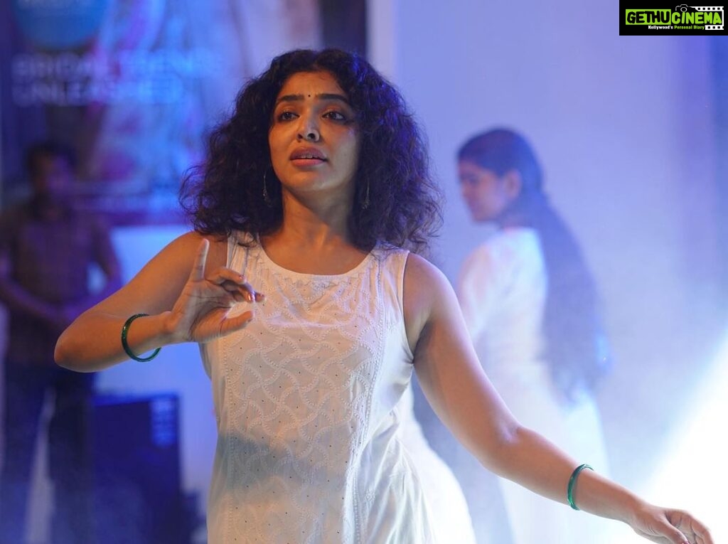 Rima Kallingal Instagram - Midnight stage rehearsals with my girls, my team 💙! @mamangamindia performing today at @anweshiwomen show. 📸 by @jaisonmadany. #artistlife #performance #performanceart