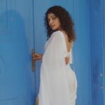 Rima Kallingal Instagram - Photographed: @jaisonmadany Grecian for a day!! Saree: @pranaahbypoornimaindrajith HMU: @zara___makeover Styled: @sandra_resmi Earrings: @keyaa_by_kartika