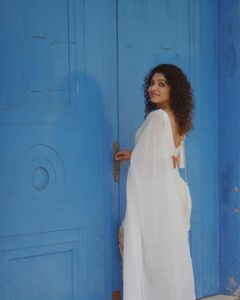 Rima Kallingal Instagram - Grecian for a day.  Photographed: @jaisonmadany
Saree: @pranaahbypoornimaindrajith
HMU: @zara___makeover
Styled: @sandra_resmi
Earrings: @keyaa_by_kartika