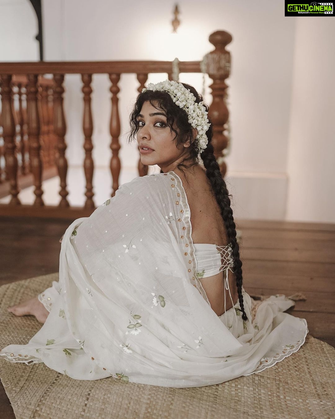 Rima Kallingal Instagram - In realms of art, a soul refined, A painter's touch, so well defined, With brush in hand, Jasmin blooms adorned his sight,Their fragrance dancing in twilight, On cloth of purest ivory gleamed,he did conceive, A masterpiece that all believe. In every stroke, his heart did pour, A love for beauty to explore, With every hue, he sought to find, The essence of the jasmine kind. Manga collection now at Milan Design. Designs Inspired by Jasmin blooms, conceived by master artisans. #milandesignkochi #madebymilan #masterpiecebymilan