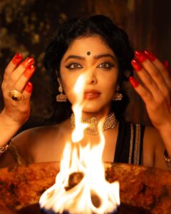 Rima Kallingal Instagram - Queen VINDYAVALI: Mahabali’s enigmatic consort, a name scarcely spoken among her own people. Embark on a quest to unveil her untold story and discover the mysteries that surround this elusive figure.”

Inframe: @rimakallingal 

DOP📸: @a_isography 
Concept and Styling: @caffeinated_stylist 
Art: @fermina__daza_ 
Wardrobe: @jaankibridalcouture 
HMU: @ayra_the_transforming_studio 
Jewellery: @zaibbyjasmine 
Production House: @sky_media_qatar
Assisted by: @jijomon_dqzzz_ @ashik_04_