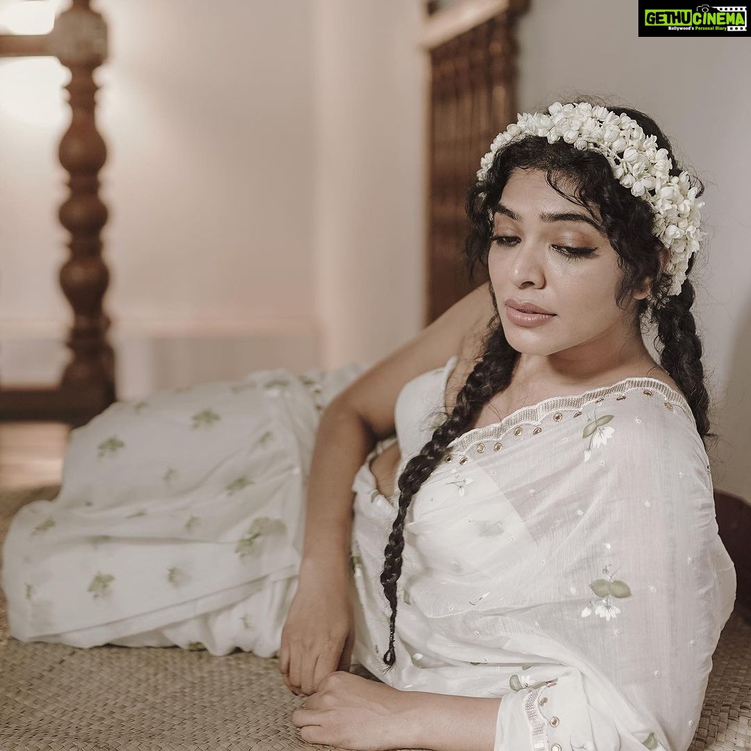 Rima Kallingal Instagram - In realms of art, a soul refined, A painter's touch, so well defined, With brush in hand, Jasmin blooms adorned his sight,Their fragrance dancing in twilight, On cloth of purest ivory gleamed,he did conceive, A masterpiece that all believe. In every stroke, his heart did pour, A love for beauty to explore, With every hue, he sought to find, The essence of the jasmine kind. Manga collection now at Milan Design. Designs Inspired by Jasmin blooms, conceived by master artisans. #milandesignkochi #madebymilan #masterpiecebymilan