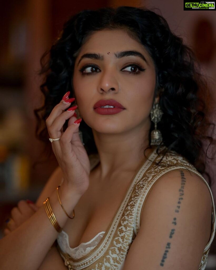 Rima Kallingal Instagram - Unlocking the true beauty of your natural colors is my passion in the world of makeup artistry. Working with @rimakallingal * who shares the same mindset, made the process even more enjoyable and effortless.' Makeup and hair - @makeupby_farz "And the photographer skillfully captured her beauty while preserving her makeup look @vibethinks #DubaiMakeupArtist #MakeupArtistDubai #CelebrityMakeupArtist #BridalMakeupArtist #KeralaMakeupArtist #KollamMakeupArtist #DubaiMUA #MakeupArtistry #MakeupMagic #GlamourGuru #BeautyByDesign #FlawlessFaces #RedCarpetReady #BridalBeauty #DubaiBrides #KeralaBrides #MakeupInspiration #GlowingSkin #InstaMakeup #MakeupGoals #MakeupAddict #BeautyExpert #DubaiGlam #MakeupLover #BeautylnDubai #MakeupObsessed #MakeupArtistLife #MakeupArtistsWorldwide Dubai - دبى