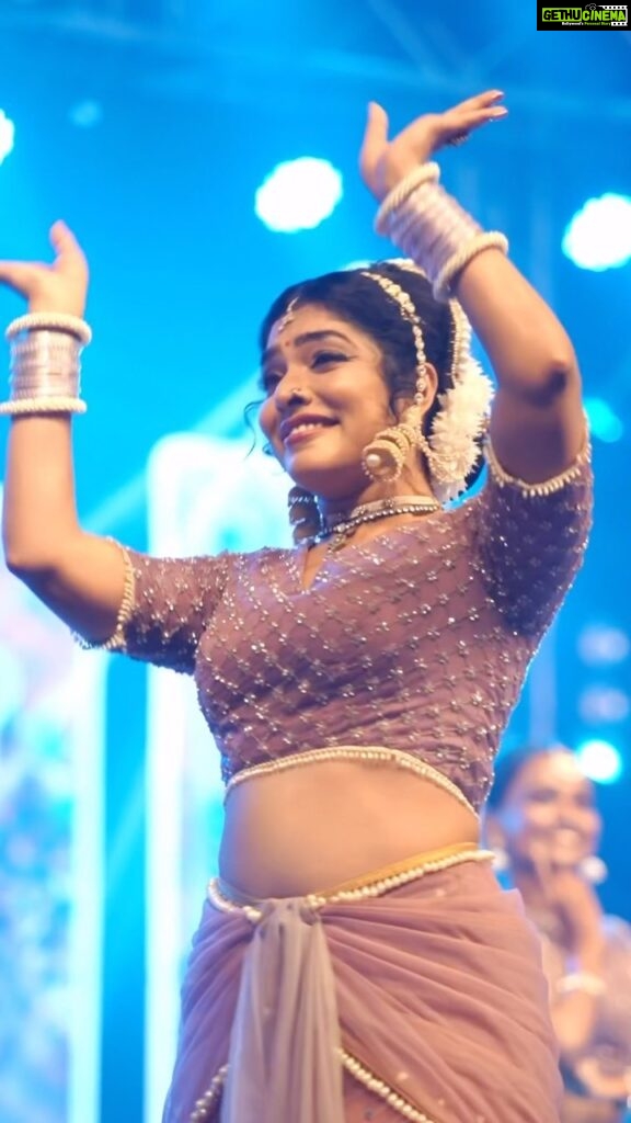Rima Kallingal Instagram - Anuragamadhuchashakam on stage for the first time😍💙 at Anweshi Pheonix show at Calicut along with team Mamangam