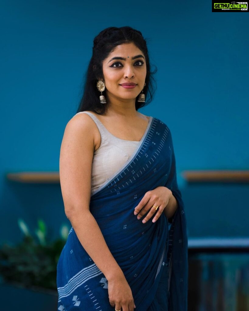 Rima Kallingal Instagram - Shoot mode. #adshoot Wearing this beautiful jamdani sari from @kalamkaari 😍. 📸 : @harfazrk. MUA : @sandhya_dharmesh