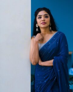 Rima Kallingal Instagram - Shoot mode. #adshoot

Wearing this beautiful jamdani sari from @kalamkaari 😍. 📸 : @harfazrk. MUA : @sandhya_dharmesh