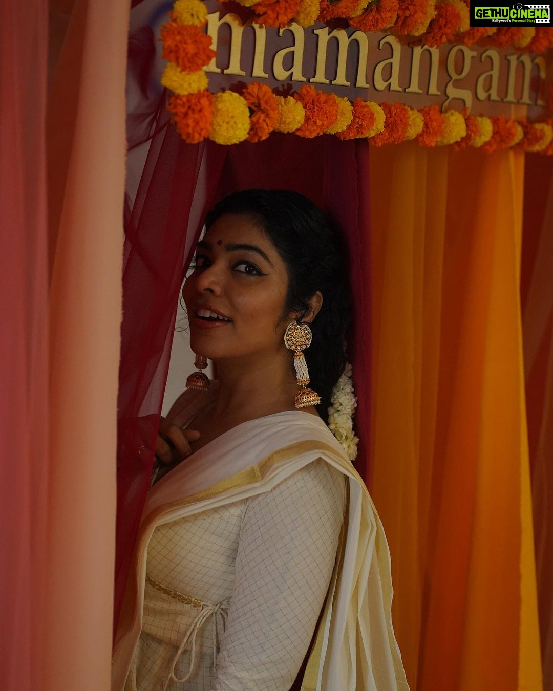 Rima Kallingal Instagram - Onamamangam 💜😍💃 Wearing @pranaahbypoornimaindrajith and these lovely jhumkas from @saltstudio . Thanks for my onakodi @poornimaindrajith and @diyaaa_john 😘😘 📸: @jaisonmadany