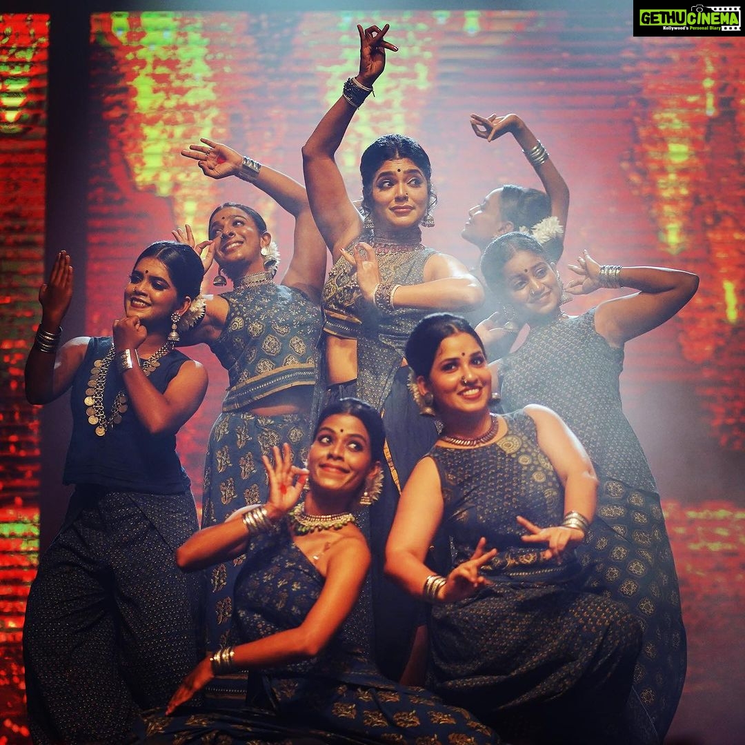 Rima Kallingal Instagram - Aaromal chiriyayi, Baale, narumozhi niranirayum.. There is something about being in the company of your fellow female friends that’s mystifying. The joy of getting each other dressed up, sharing secrets and worldviews, marveling at this nature and each other’s beauty and simply being in each others company. 📸: @jaisonmadany , stage light Design by @saneshkd