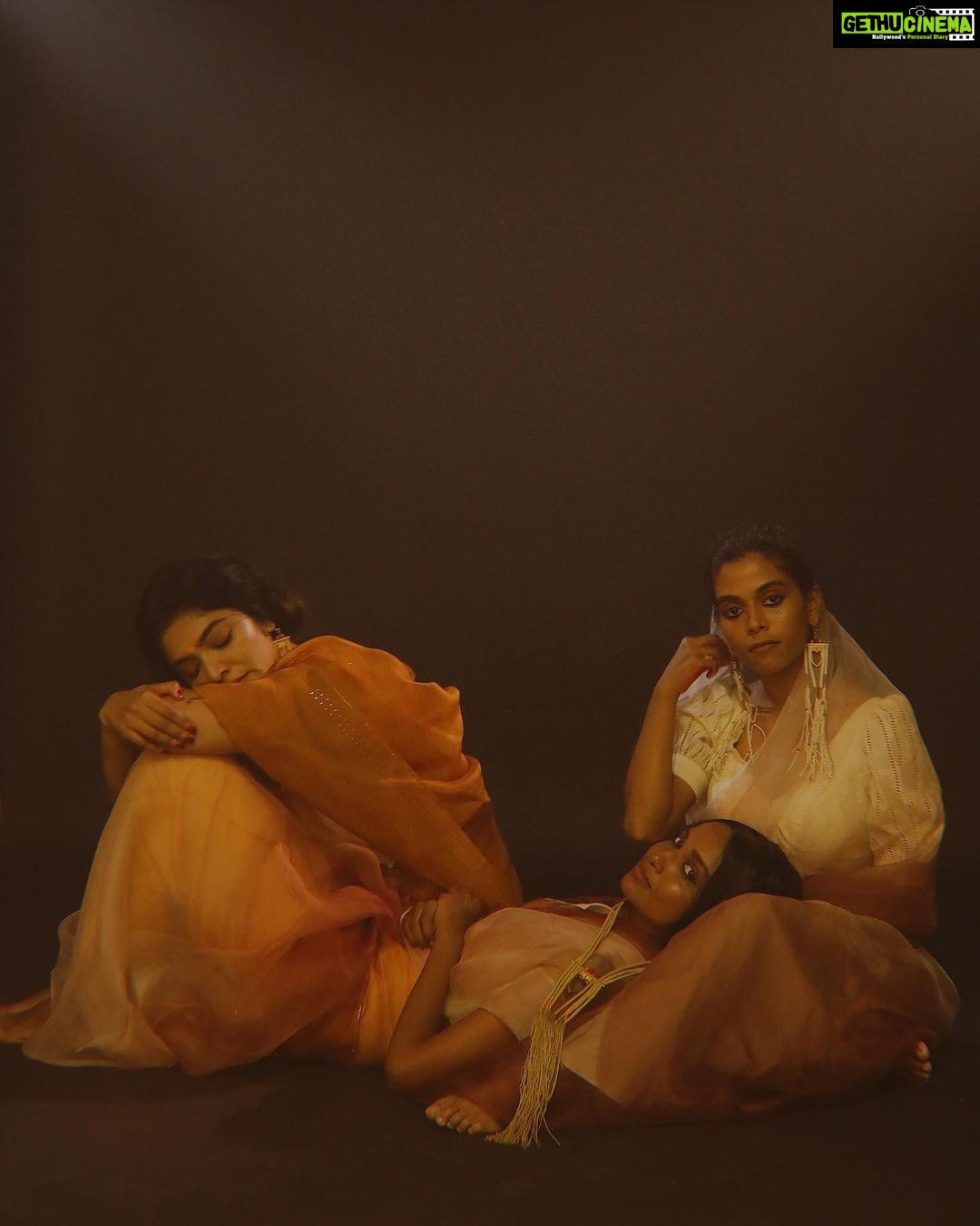 Rima Kallingal Instagram - Of silences, laughter, gup shup and everything in-between that you share…. @greenarendran and @anusree Photographed: @jaisonmadany Videographer: @vishnu.Chandrabose Edits: @salgu_maan Styling: @sandra_resmi Saree: @saltstudio Jewellery: @raziakunj MUA: @reshmu__ Makeup assistant: @karen.susxn Studio : @tinyturtle.media