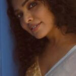 Rima Kallingal Instagram – शमा को पिघलने का अरमान क्यूँ है
पतंगे को जलने का अरमान क्यूँ है 
Photographed: @jaisonmadany
Saree: @pranaahbypoornimaindrajith
HMU: @zara___makeover 
Styled: @sandra_resmi 
Earrings: @keyaa_by_kartika