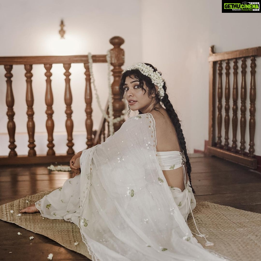 Rima Kallingal Instagram - In realms of art, a soul refined, A painter's touch, so well defined, With brush in hand, Jasmin blooms adorned his sight,Their fragrance dancing in twilight, On cloth of purest ivory gleamed,he did conceive, A masterpiece that all believe. In every stroke, his heart did pour, A love for beauty to explore, With every hue, he sought to find, The essence of the jasmine kind. Manga collection now at Milan Design. Designs Inspired by Jasmin blooms, conceived by master artisans. #milandesignkochi #madebymilan #masterpiecebymilan