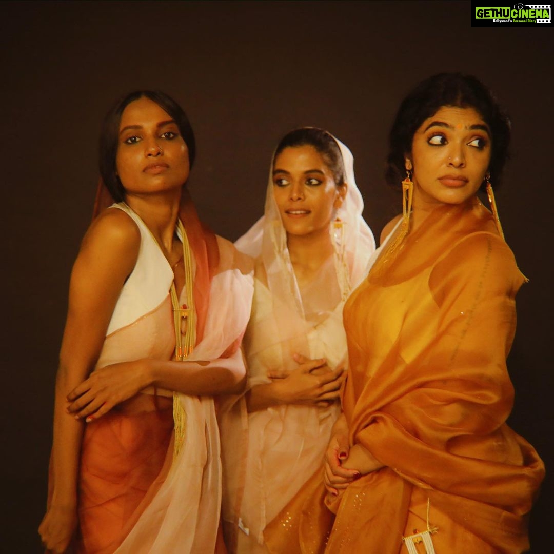 Rima Kallingal Instagram - Dazzle em’ darlings😍. @greenarendran and @anusree Photographed: @jaisonmadany Videographer: @vishnu.Chandrabose Edits: @salgu_maan Styling: @sandra_resmi Saree: @saltstudio Jewellery: @raziakunj MUA: @reshmu__ Makeup assistant: @karen.susxn Studio : @tinyturtle.media