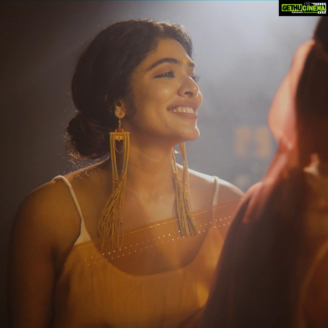 Rima Kallingal Instagram - Dazzle em’ darlings😍. @greenarendran and @anusree Photographed: @jaisonmadany Videographer: @vishnu.Chandrabose Edits: @salgu_maan Styling: @sandra_resmi Saree: @saltstudio Jewellery: @raziakunj MUA: @reshmu__ Makeup assistant: @karen.susxn Studio : @tinyturtle.media