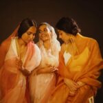 Rima Kallingal Instagram - Dazzle em’ darlings😍. @greenarendran and @anusree Photographed: @jaisonmadany Videographer: @vishnu.Chandrabose Edits: @salgu_maan Styling: @sandra_resmi Saree: @saltstudio Jewellery: @raziakunj MUA: @reshmu__ Makeup assistant: @karen.susxn Studio : @tinyturtle.media