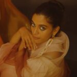 Rima Kallingal Instagram - Dazzle em’ darlings😍. @greenarendran and @anusree Photographed: @jaisonmadany Videographer: @vishnu.Chandrabose Edits: @salgu_maan Styling: @sandra_resmi Saree: @saltstudio Jewellery: @raziakunj MUA: @reshmu__ Makeup assistant: @karen.susxn Studio : @tinyturtle.media