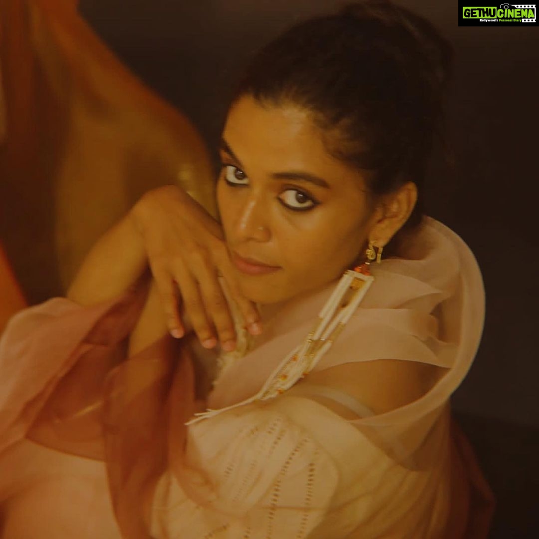 Rima Kallingal Instagram - Dazzle em’ darlings😍. @greenarendran and @anusree Photographed: @jaisonmadany Videographer: @vishnu.Chandrabose Edits: @salgu_maan Styling: @sandra_resmi Saree: @saltstudio Jewellery: @raziakunj MUA: @reshmu__ Makeup assistant: @karen.susxn Studio : @tinyturtle.media