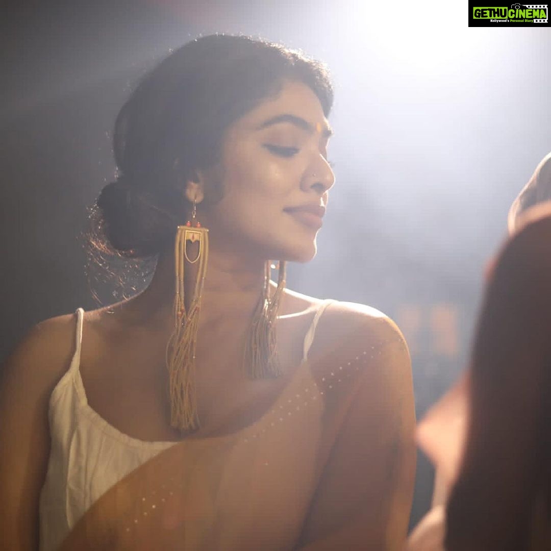Rima Kallingal Instagram - Dazzle em’ darlings😍. @greenarendran and @anusree Photographed: @jaisonmadany Videographer: @vishnu.Chandrabose Edits: @salgu_maan Styling: @sandra_resmi Saree: @saltstudio Jewellery: @raziakunj MUA: @reshmu__ Makeup assistant: @karen.susxn Studio : @tinyturtle.media