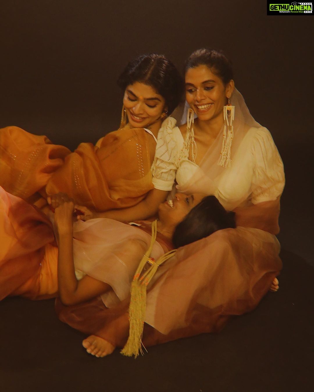 Rima Kallingal Instagram - Of silences, laughter, gup shup and everything in-between that you share…. @greenarendran and @anusree Photographed: @jaisonmadany Videographer: @vishnu.Chandrabose Edits: @salgu_maan Styling: @sandra_resmi Saree: @saltstudio Jewellery: @raziakunj MUA: @reshmu__ Makeup assistant: @karen.susxn Studio : @tinyturtle.media