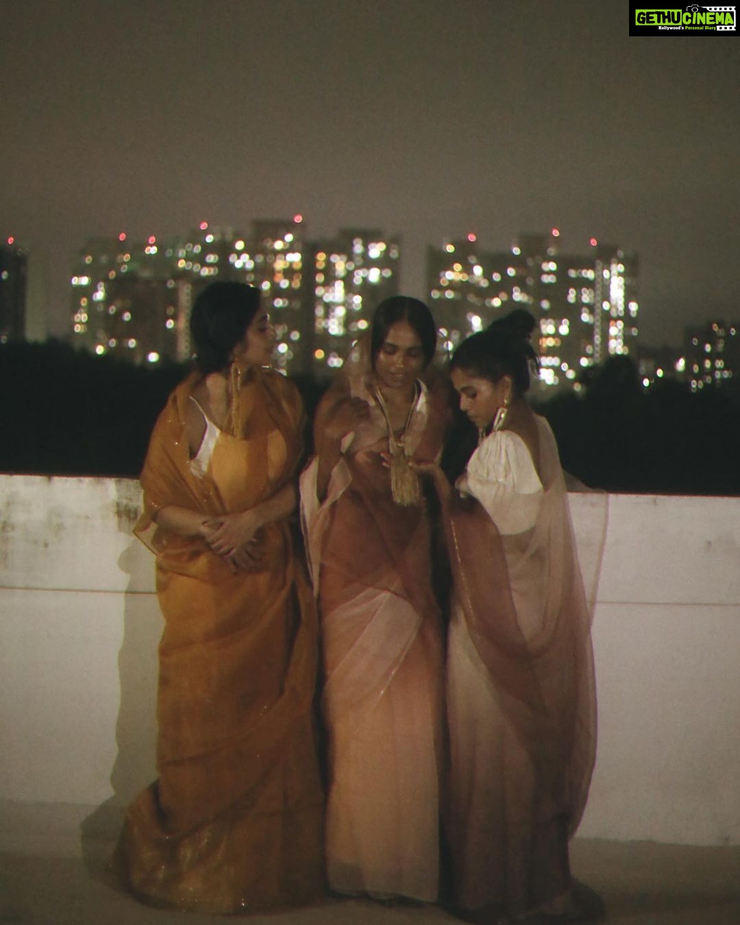 Rima Kallingal Instagram - Light Bouquets the night offered us π @greenarendran and @anusree Photographed: @jaisonmadany Videographer: @vishnu.Chandrabose Edits: @salgu_maan Styling: @sandra_resmi Saree: @saltstudio Jewellery: @raziakunj MUA: @reshmu__ Makeup assistant: @karen.susxn Studio : @tinyturtle.media