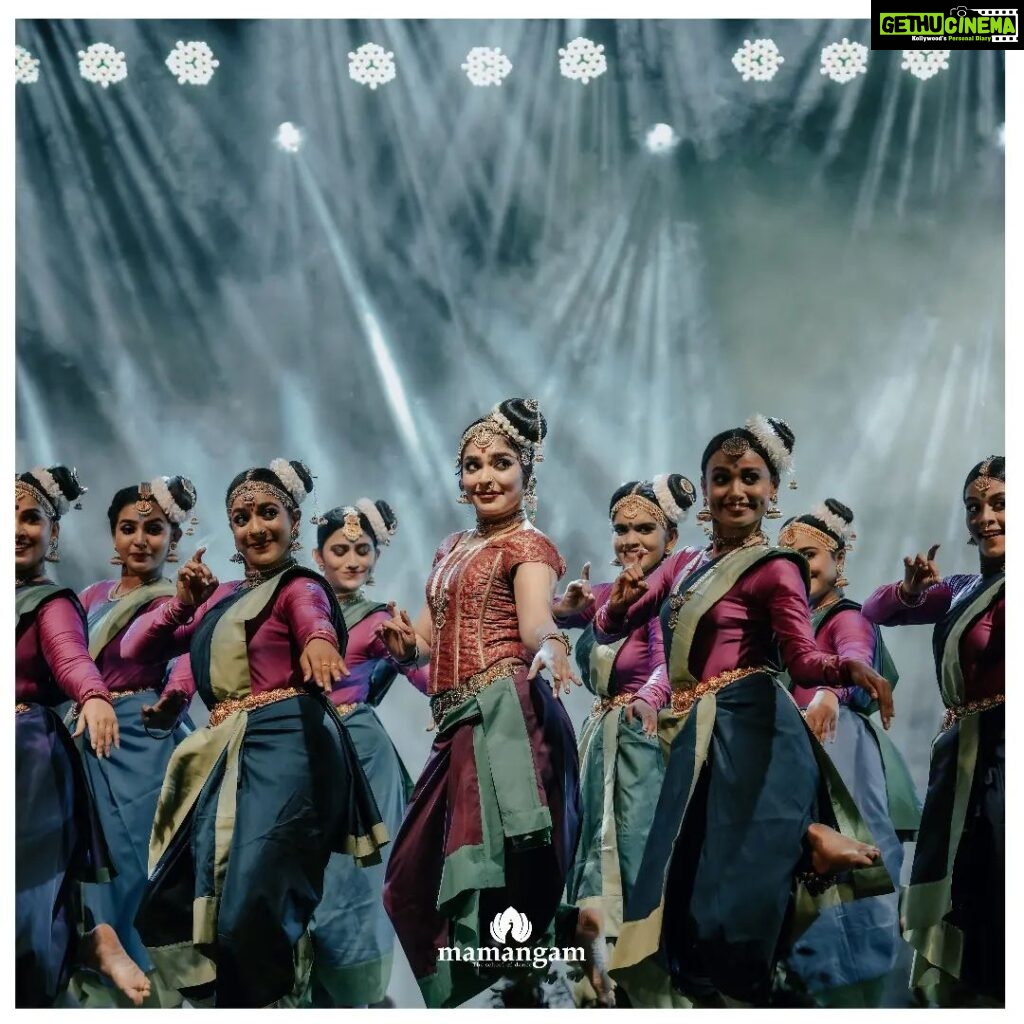 Rima Kallingal Instagram - Oh, how enchanting! Dancing as if we're made of starlight sounds absolutely magical. And performing at the Ponnonam festival hosted by Kerala Tourism in Calicut have been such an incredible experience filled with vibrant colors, rich traditions, and fantastic people! Performer’s Greeshma: @greenarendran Anju: @jayaprakashanju Anu: @anusree.p.s_ Aloshy Amal: @aloshy_amal Bhavya: @Bhavya_omanakuttan Gopika: @gopika_manjusha Athira: @aathira__mohan Anjana: @anjana__v_p Onishya: @onishyabiju00 Amritha: @amrutha_sajeevan Makeup Artist: @themakeupbox.in Makeup Assistants: @_ruksana__sana_ Saneesh - Light Design: @saneshkd Ashwin - Team Coordinator : @ashwing1686 Greeshma - Team Admin: @psycho_419 #bharathanatyam #kalari #conteprerorydanceclasses #danceworkshop #mamangam #rimakallingal #keraladanceworkshop #choreography #danceperformance #dance #danceschool