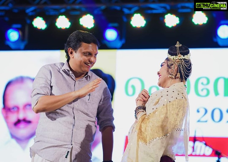 Rima Kallingal Instagram - Always a pleasure to be part of the excellent efforts by the @keralatourism department to spread joy🤩 @mamangamindia #dancediaries #ponnonamshow #calicutbeach #calicut