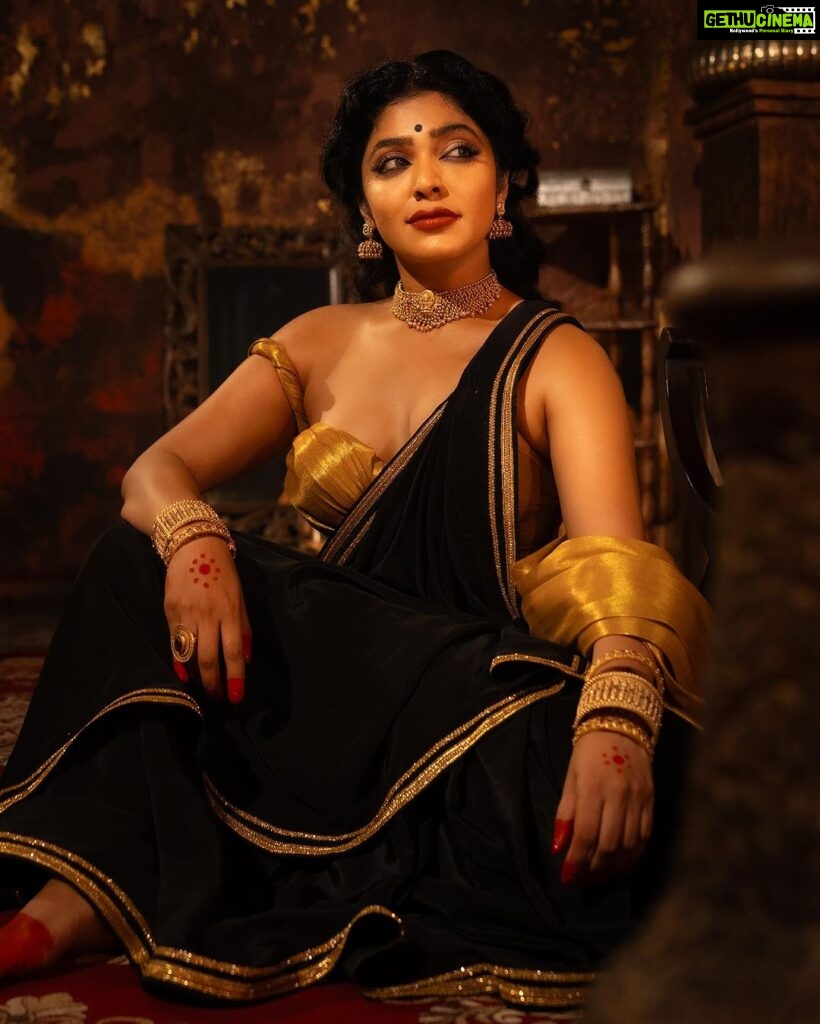 Rima Kallingal Instagram - Queen VINDYAVALI: Mahabali’s enigmatic consort, a name scarcely spoken among her own people. Embark on a quest to unveil her untold story and discover the mysteries that surround this elusive figure.” Inframe: @rimakallingal DOP📸: @a_isography Concept and Styling: @caffeinated_stylist Art: @fermina__daza_ Wardrobe: @jaankibridalcouture HMU: @ayra_the_transforming_studio Jewellery: @zaibbyjasmine Production House: @sky_media_qatar Assisted by: @jijomon_dqzzz_ @ashik_04_