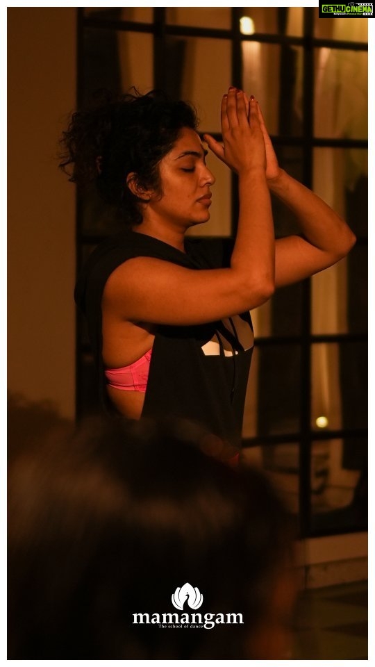 Rima Kallingal Instagram - An evening of unlearning, experimenting and having fun at the September edition of Movement Club. . . . #bharathanatyam #kalari #conteprerorydanceclasses #danceworkshop #mamangam #rimakallingal #keraladanceworkshop #choreography #danceperformance #dance #danceschool
