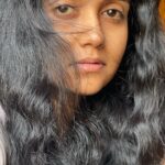 Rinku Rajguru Instagram - रमते मन जिथे घाव बसतात तिथे तन काढुनी घेते पण मनी त्याचे डाग राहतात तसेच उडुनी गेले दुर तरी मन उपसती आठवणी नव्या जगी पोहचले तरी घाव चिघळती अजुनी जगावे म्हटलं जरा बेफिकीर होऊन त्याला विसराव अणं स्वताला शोधावं पण आजुबाजू फक्त मुखवटे दिसे. वळुनी पाहता माघं मला मी एकटीच दिसे कुठे गेला तो या विचारात मी जगु तरी कसे… -प्रेरणा