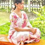 Rinku Rajguru Instagram - Silence🤍🌸🕊️ #peaceful🏡#calm