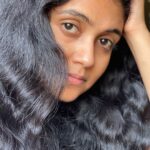 Rinku Rajguru Instagram - रमते मन जिथे घाव बसतात तिथे तन काढुनी घेते पण मनी त्याचे डाग राहतात तसेच उडुनी गेले दुर तरी मन उपसती आठवणी नव्या जगी पोहचले तरी घाव चिघळती अजुनी जगावे म्हटलं जरा बेफिकीर होऊन त्याला विसराव अणं स्वताला शोधावं पण आजुबाजू फक्त मुखवटे दिसे. वळुनी पाहता माघं मला मी एकटीच दिसे कुठे गेला तो या विचारात मी जगु तरी कसे… -प्रेरणा