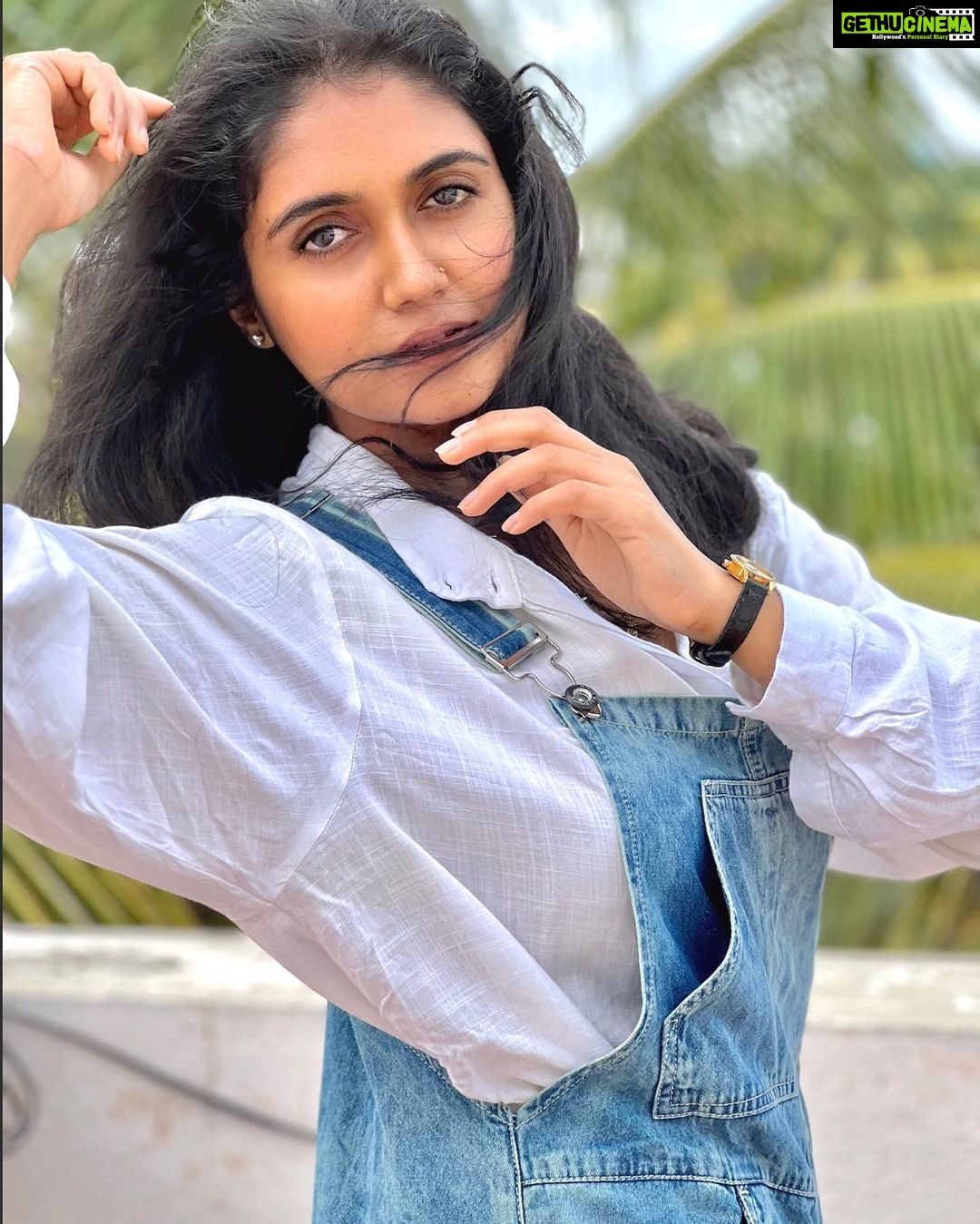 Rinku Rajguru Instagram - "Be as free as my messy hairs" 🌪️ #sundaymood#