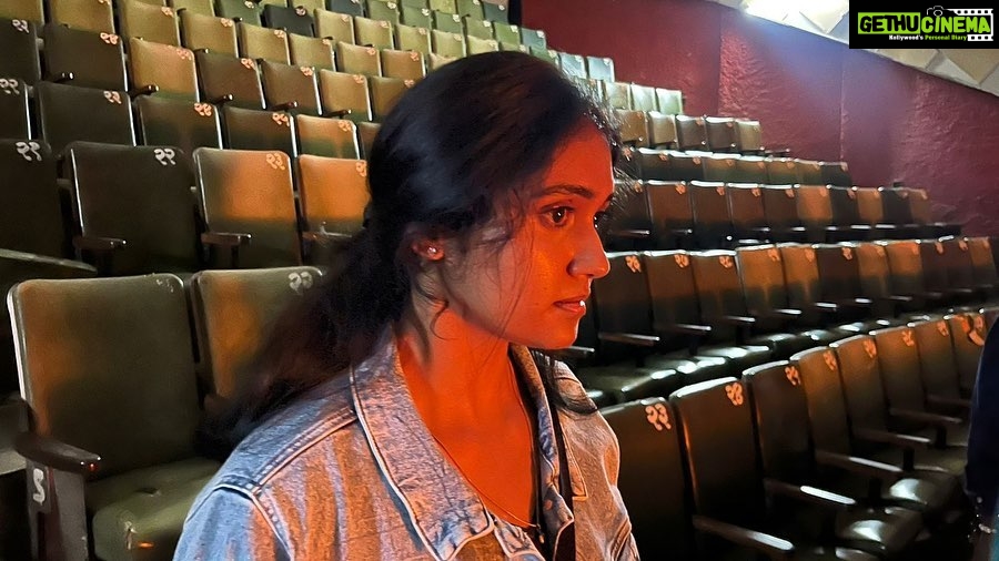 Rinku Rajguru Instagram - माझ्या आयुष्यातील मी पाहिलेलं पहिलंच नाटक. अप्रतिम अनुभूती. सगळ्याच अंगाने सर्वांगसुंदर असं नाटक आहे 'देवबाभळी'. प्राजक्त आणि सगळ्या टीमला खूप शुभेच्छा आणि मनापासून अभिनंदन ! Bharat Natya Mandir