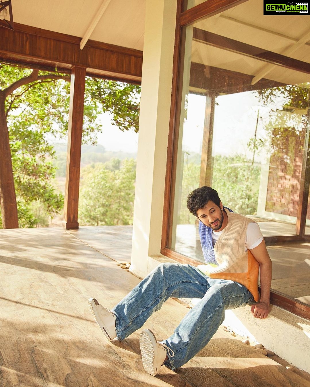 Rohit Suresh Saraf Instagram - @mansworldindia π Photos by @sheldon.santos Styled by @saloniparekh__ Asst by @jaineeebheda Hair by @styled_by_tanik Make up by @imtiaz_makeup Managed by @kimberley.fernandes Artist Reputation Management @media.raindrop Oleander Farms