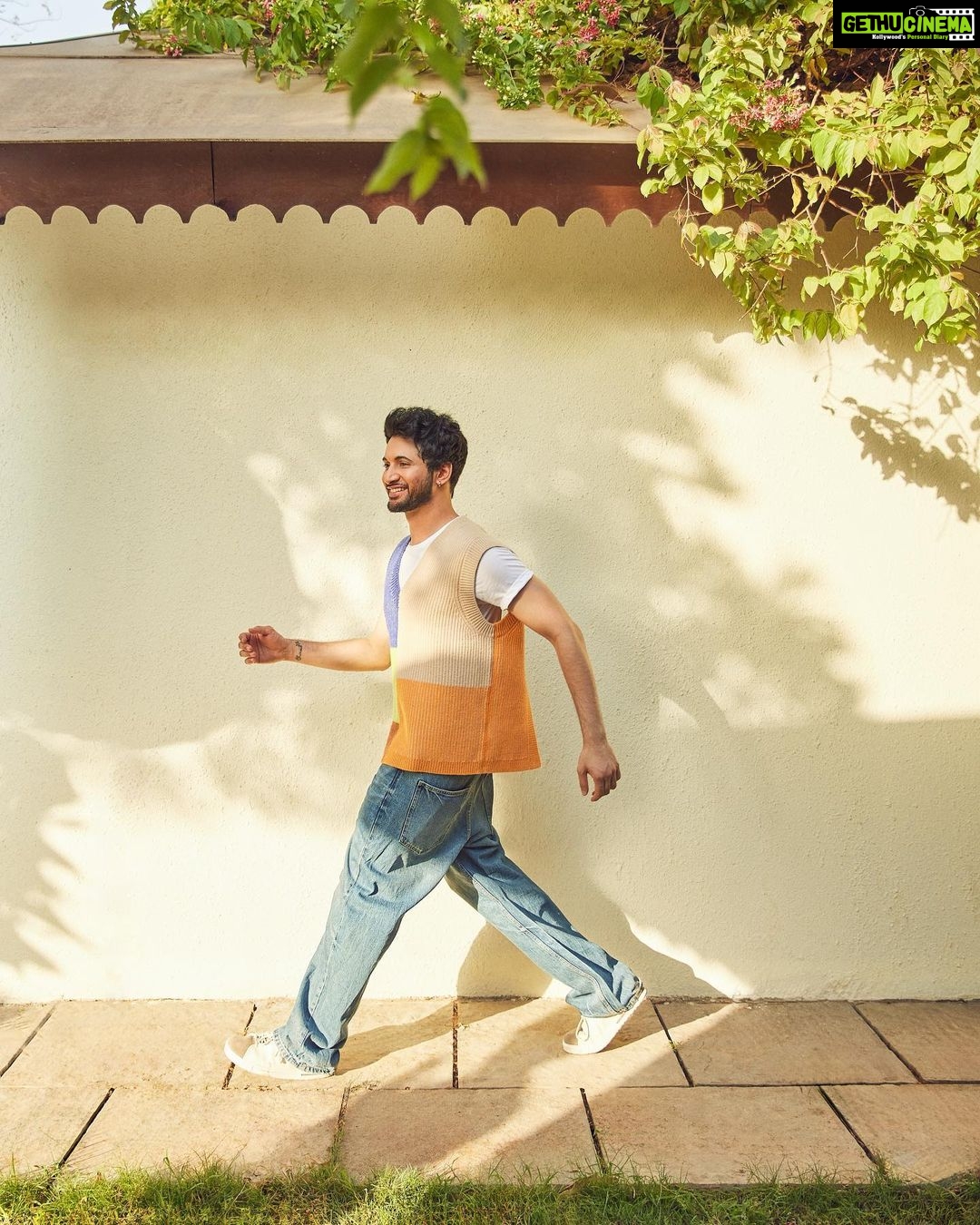 Rohit Suresh Saraf Instagram - @mansworldindia π Photos by @sheldon.santos Styled by @saloniparekh__ Asst by @jaineeebheda Hair by @styled_by_tanik Make up by @imtiaz_makeup Managed by @kimberley.fernandes Artist Reputation Management @media.raindrop Oleander Farms