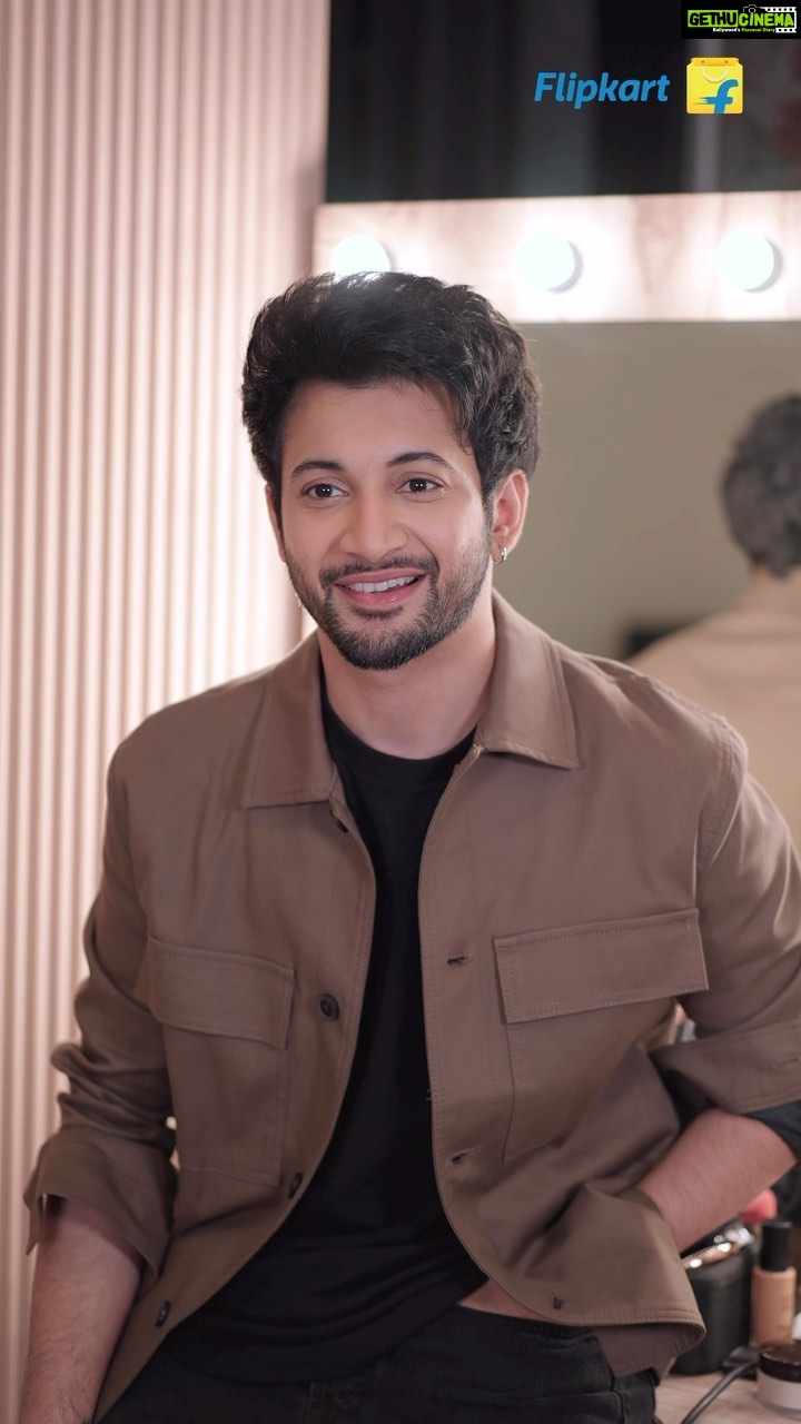Rohit Suresh Saraf Instagram - If blue’s the color for you, then vivo V27 Pro is the phone for you! Experience the spotlight phone that gives you a magic blue color, 50MP Eye AF Selfie Camera, Mediatek Dimensity 8200 5G Processor & a super stylish curved display design! Get yours now, available on Flipkart! @flipkarttechspert @vivo_india #vivoV27SeriesonFlipkart #TheSpotlightPhone #OutOfTheBlue