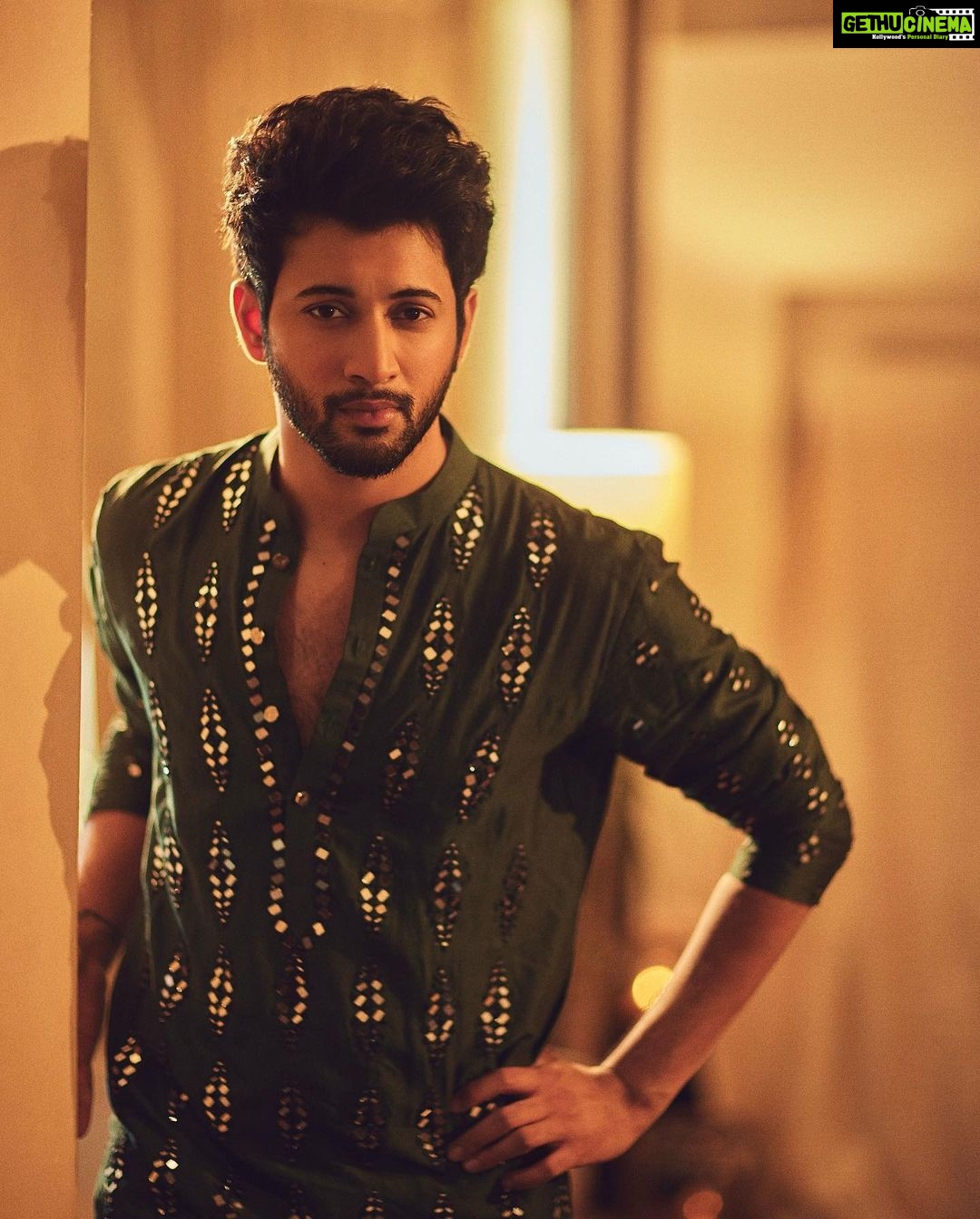 Rohit Suresh Saraf - 762.8K Likes - Earlier this week ๐ฅ
Photos by @sheldon.santos
Styled by @saloniparekh__ Asst by @jaineeebheda
Wearing @abhinavmishra_ @quirkbrandconsulting
Hair by @styled_by_tanik
Make up by @imtiaz_makeup