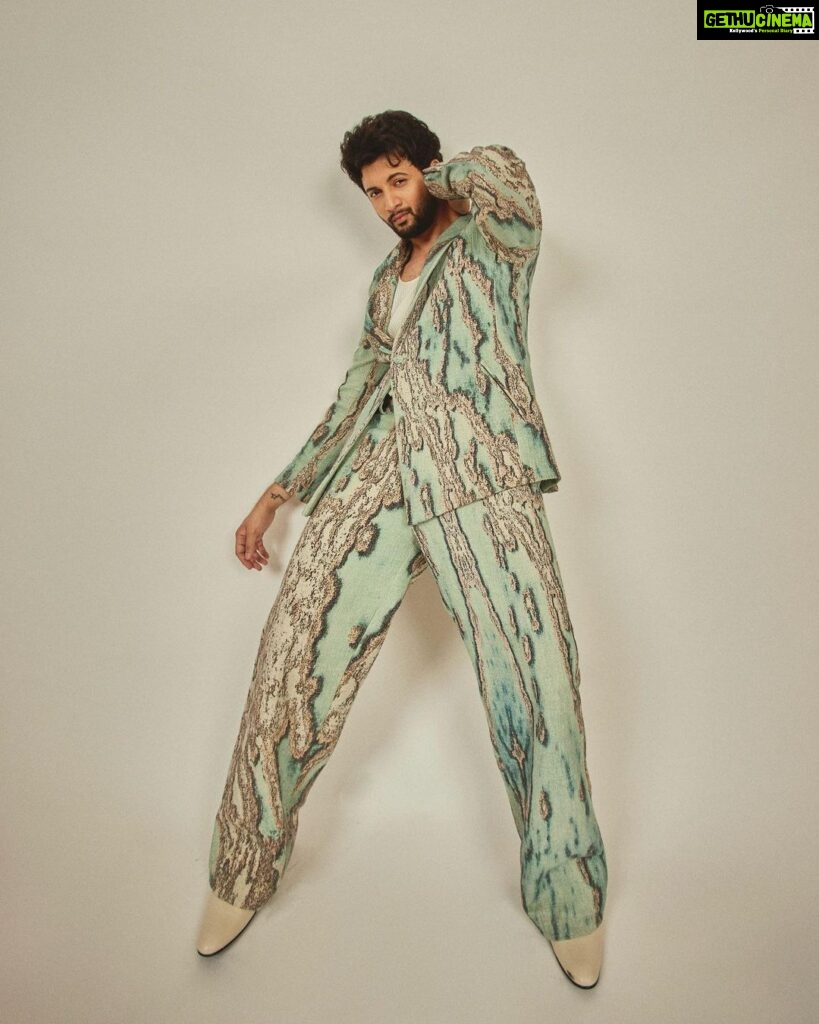 Rohit Suresh Saraf Instagram - Tonight for @pinkvilla 🫶🏼 Shot by @sheldon.santos Styled by @saloniparekh__ Asst by @jaineeebheda Hair by @styled_by_tanik Make up by @imtiaz_makeup