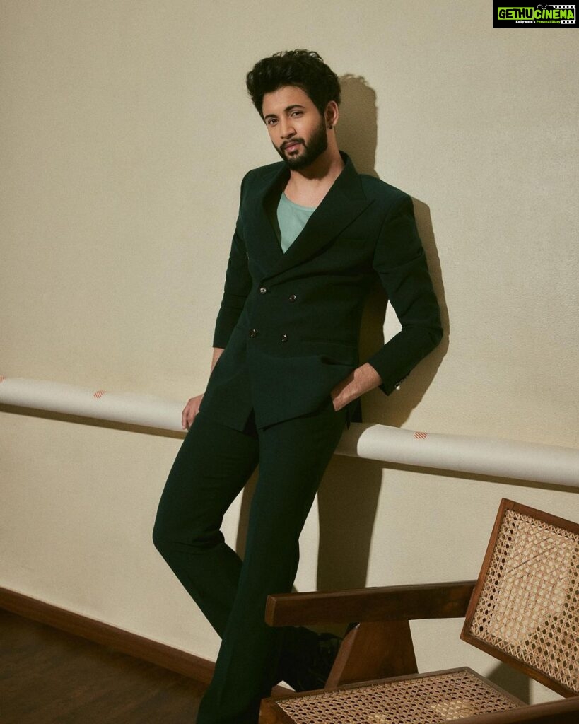 Rohit Suresh Saraf Instagram - Cleaned up after a while 🙆🏻‍♂️🥂 Photos by @sheldon.santos Styled by @saloniparekh__ Asst by @jaineeebheda Hair by @styled_by_tanik Make up by @imtiaz_makeup