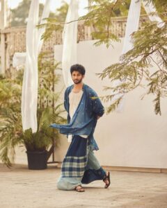 Rohit Suresh Saraf Instagram - For @mensxpofficial ♥️

Shot by @sheldon.santos 
Styled by @saloniparekh__  Asst by @jaineeebheda 
Hair by @styled_by_tanik 
Make up by @imtiaz_makeup 
Managed by @kimberley.fernandes 
Artist Reputation Management @media.raindrop