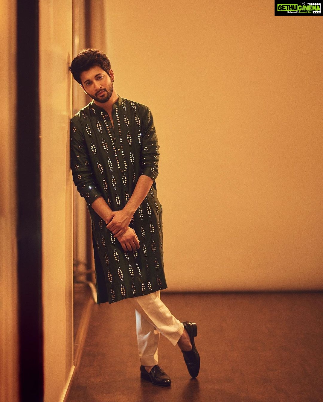 Rohit Suresh Saraf - 762.8K Likes - Earlier this week ๐ฅ
Photos by @sheldon.santos
Styled by @saloniparekh__ Asst by @jaineeebheda
Wearing @abhinavmishra_ @quirkbrandconsulting
Hair by @styled_by_tanik
Make up by @imtiaz_makeup