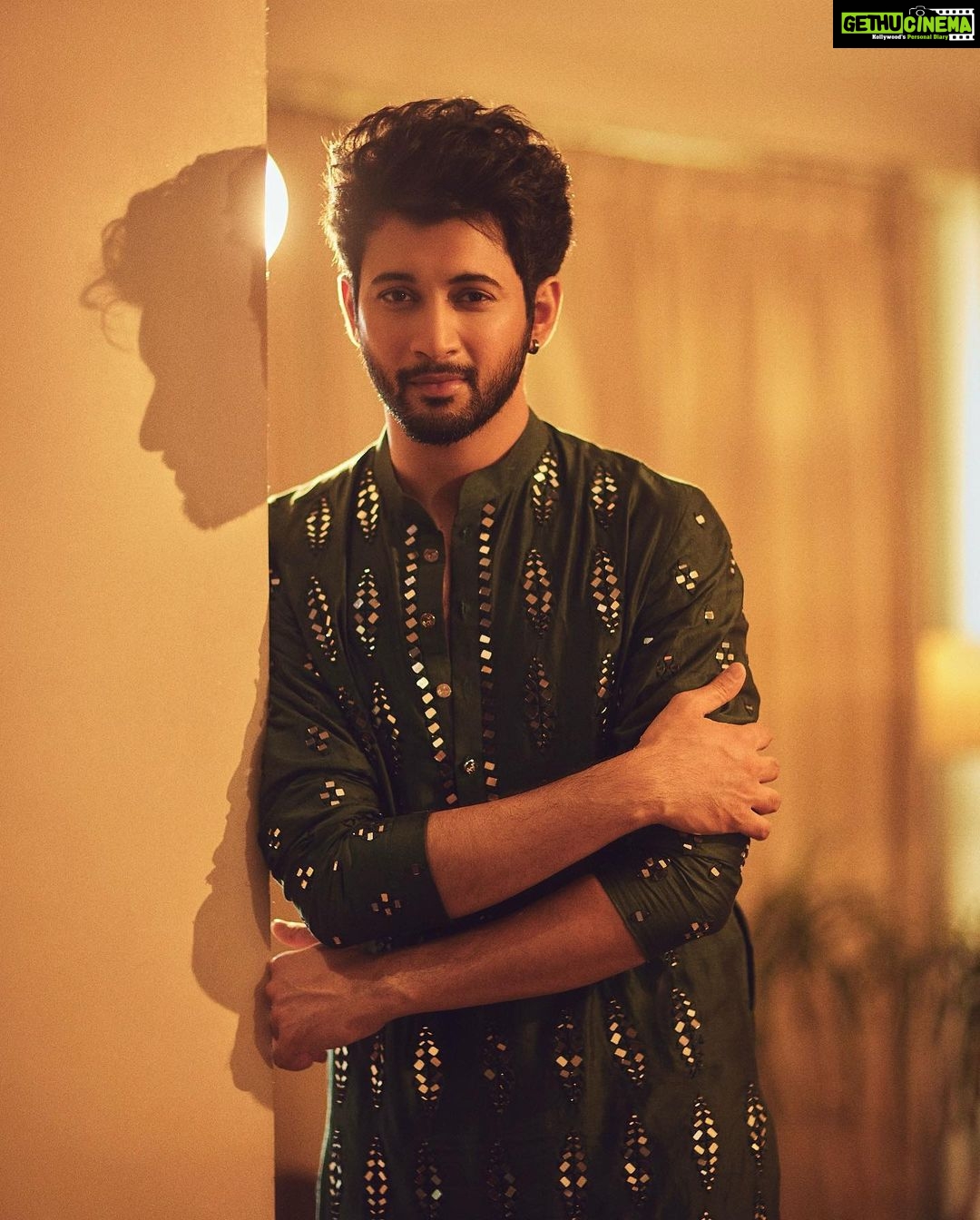 Rohit Suresh Saraf - 762.8K Likes - Earlier this week ๐ฅ
Photos by @sheldon.santos
Styled by @saloniparekh__ Asst by @jaineeebheda
Wearing @abhinavmishra_ @quirkbrandconsulting
Hair by @styled_by_tanik
Make up by @imtiaz_makeup