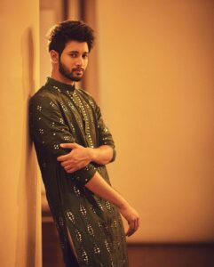 Rohit Suresh Saraf Instagram - Earlier this week 🥂 

Photos by @sheldon.santos 
Styled by @saloniparekh__  Asst by @jaineeebheda 
Wearing @abhinavmishra_  @quirkbrandconsulting 
Hair by @styled_by_tanik 
Make up by @imtiaz_makeup