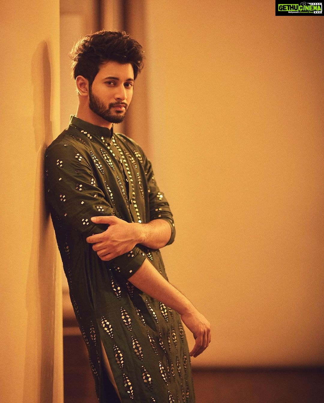 Rohit Suresh Saraf - 762.8K Likes - Earlier this week ๐ฅ
Photos by @sheldon.santos
Styled by @saloniparekh__ Asst by @jaineeebheda
Wearing @abhinavmishra_ @quirkbrandconsulting
Hair by @styled_by_tanik
Make up by @imtiaz_makeup