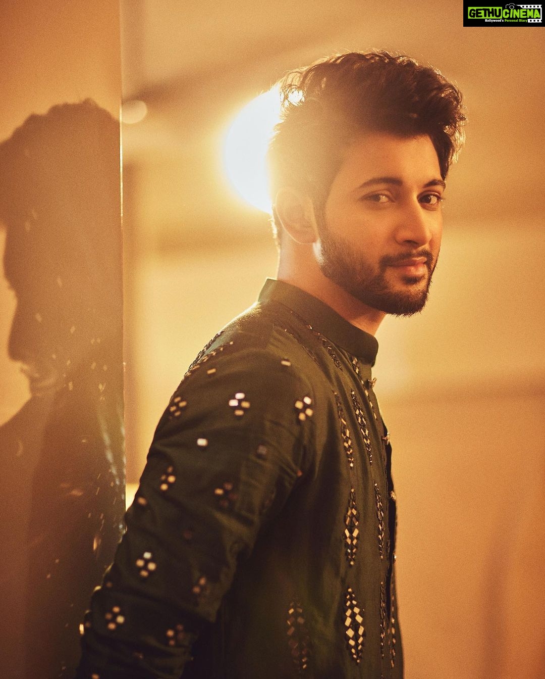 Rohit Suresh Saraf - 762.8K Likes - Earlier this week ๐ฅ
Photos by @sheldon.santos
Styled by @saloniparekh__ Asst by @jaineeebheda
Wearing @abhinavmishra_ @quirkbrandconsulting
Hair by @styled_by_tanik
Make up by @imtiaz_makeup