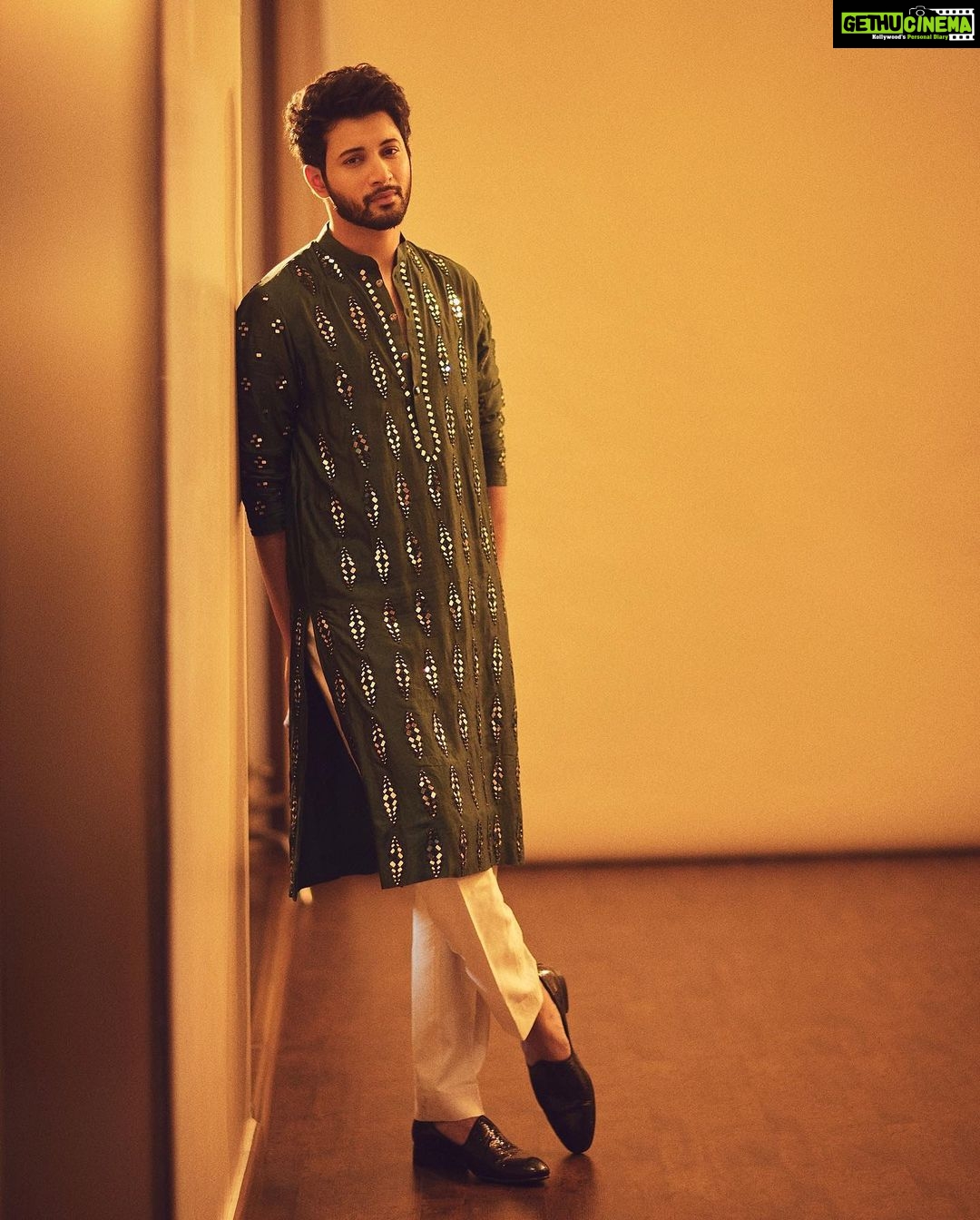Rohit Suresh Saraf - 762.8K Likes - Earlier this week ๐ฅ
Photos by @sheldon.santos
Styled by @saloniparekh__ Asst by @jaineeebheda
Wearing @abhinavmishra_ @quirkbrandconsulting
Hair by @styled_by_tanik
Make up by @imtiaz_makeup