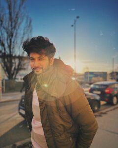 Rohit Suresh Saraf Instagram - Bright blue sky, racing clouds, warm sun and the people.. even warmer! 🫶🏼