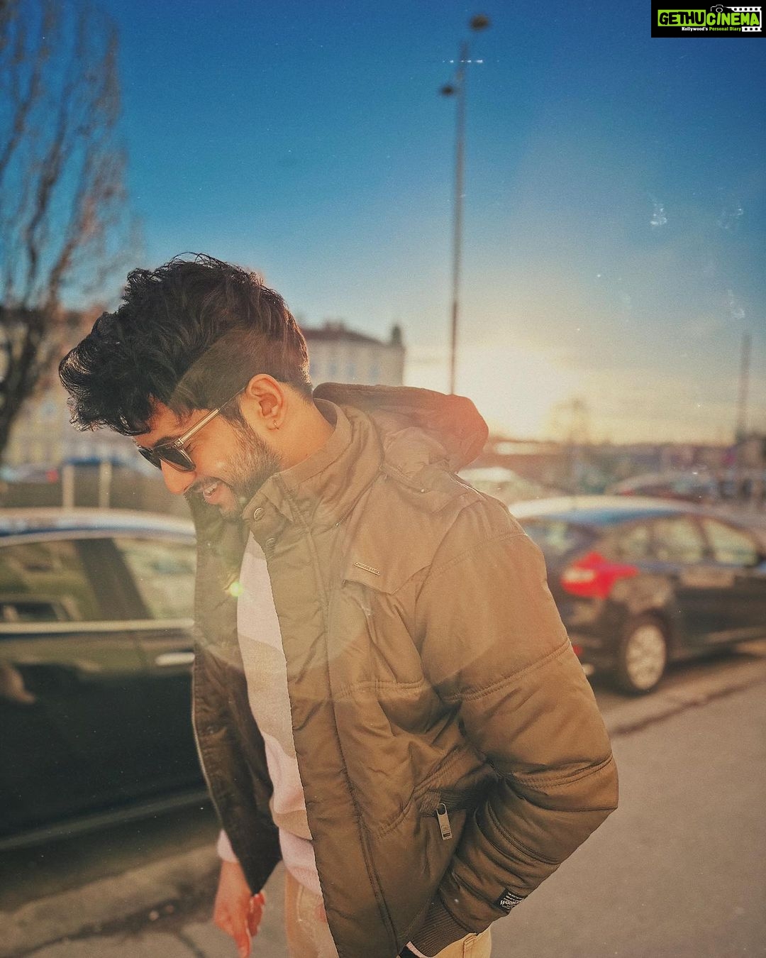 Rohit Suresh Saraf - 0.9 Million Likes - Bright blue sky, racing clouds, warm sun and the people.. even warmer! ๐ซถ๐ผ