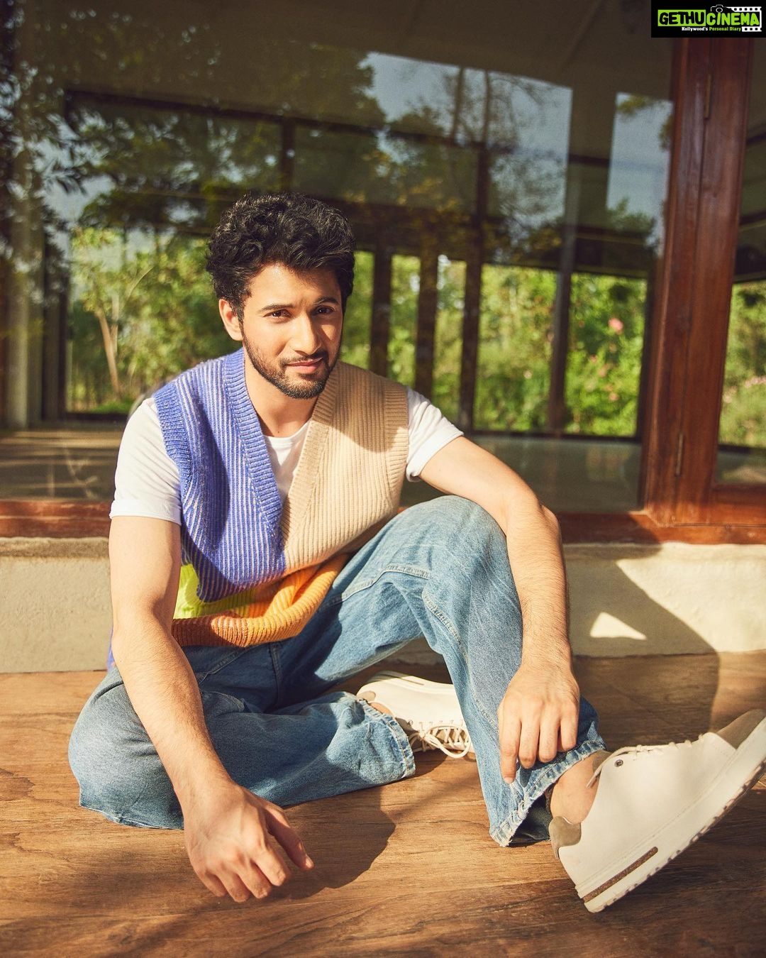 Rohit Suresh Saraf Instagram - @mansworldindia π Photos by @sheldon.santos Styled by @saloniparekh__ Asst by @jaineeebheda Hair by @styled_by_tanik Make up by @imtiaz_makeup Managed by @kimberley.fernandes Artist Reputation Management @media.raindrop Oleander Farms