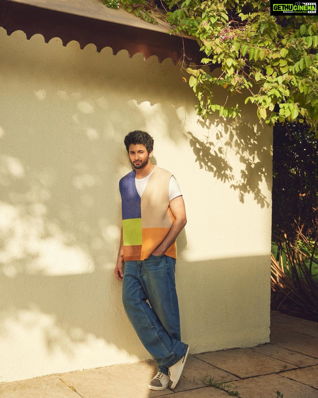 Rohit Suresh Saraf Instagram - @mansworldindia π Photos by @sheldon.santos Styled by @saloniparekh__ Asst by @jaineeebheda Hair by @styled_by_tanik Make up by @imtiaz_makeup Managed by @kimberley.fernandes Artist Reputation Management @media.raindrop Oleander Farms